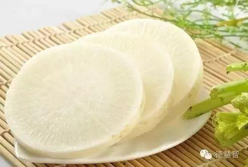 雪岩吃瓜拍照,趣味瞬间引网友热议