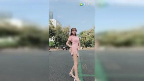 街头网红扭腰舞蹈